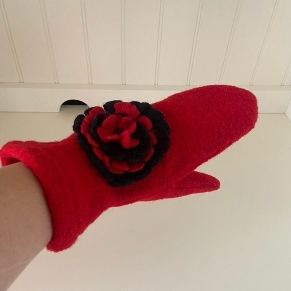 COPY - Simu Woman's Beautiful Red Floral Swedish 100% Wool Mittens‌‌ - Picture 9 of 10